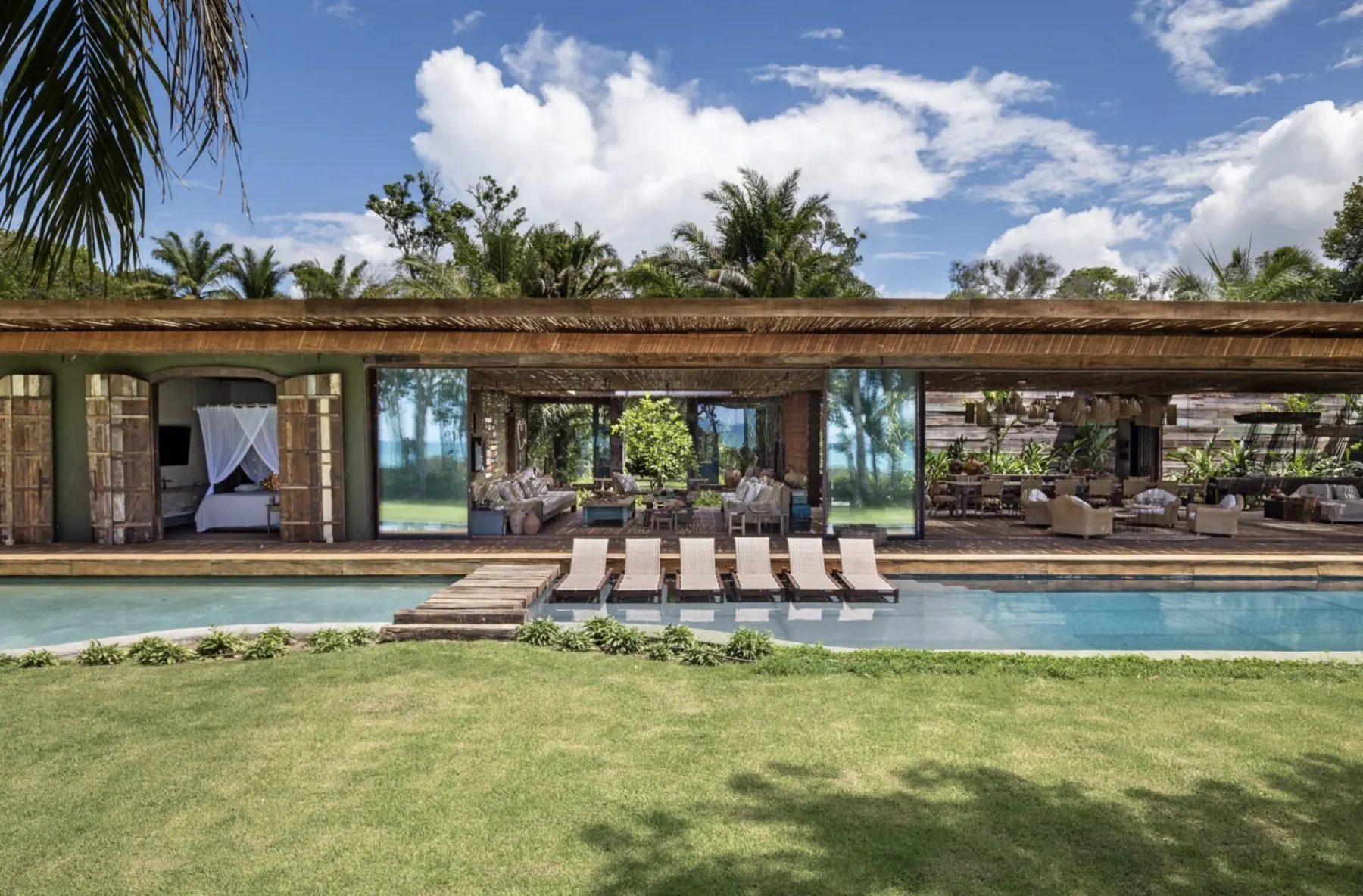 Casa de luxo em Trancoso com materiais naturais