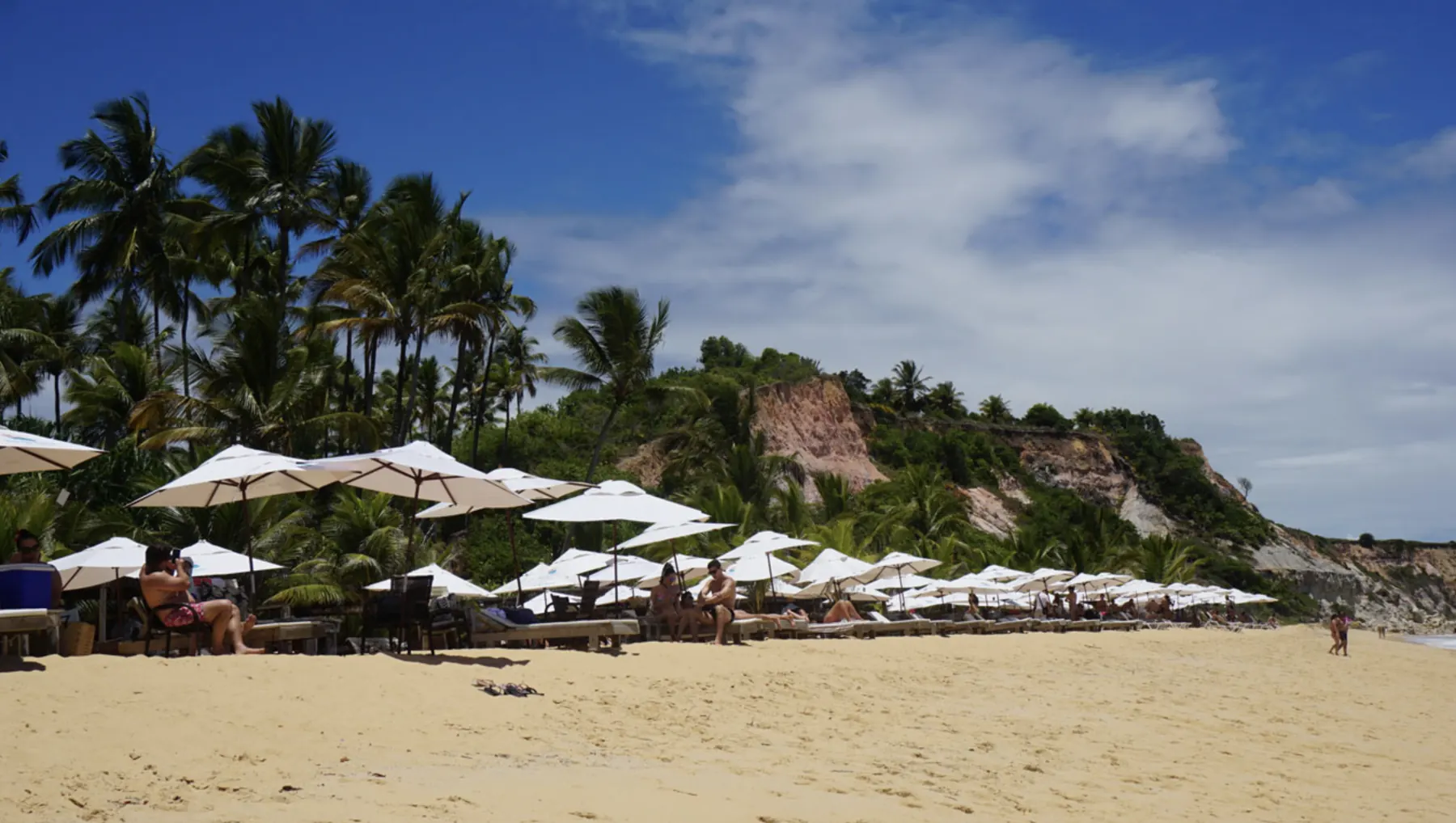 Vista ampla das praias de Trancoso com mar azul-turquesa