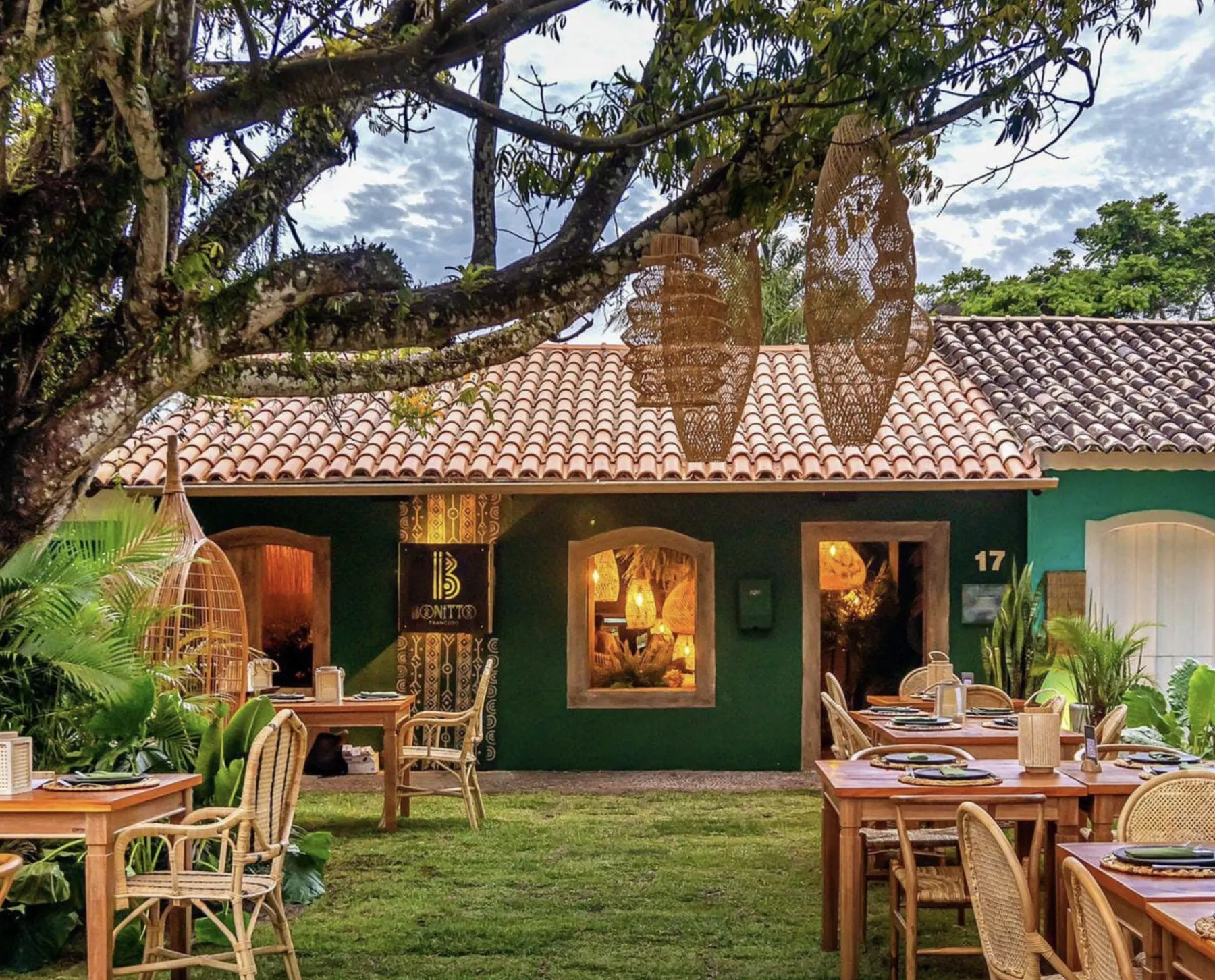 Mesa e ambiente de restaurante em Trancoso com estética tropical sofisticada